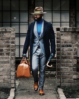 С чем носить табачную кожаную дорожную сумку в 30 лет мужчине осень в деловом стиле: Если в одежде ты ценишь комфорт и практичность, темно-синее длинное пальто и табачная кожаная дорожная сумка — хороший выбор для модного повседневного мужского ансамбля. Хочешь сделать образ немного элегантнее? Тогда в качестве обуви к этому образу, обрати внимание на табачные кожаные лоферы. Когда ты одет по моде, справиться с осенней хандрой гораздо легче.