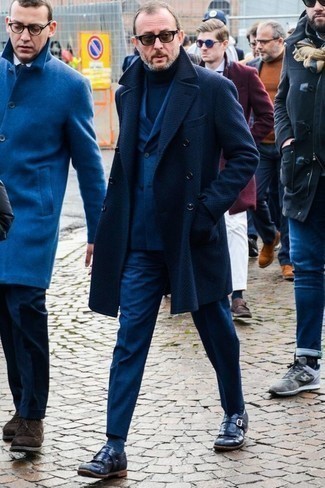 Как носить темно-синюю водолазку с темно-синим длинным пальто за 40 лет: Дуэт темно-синего длинного пальто и темно-синей водолазки смотрится безукоризненно, разве нет? Такой образ легко обретает новое прочтение в сочетании с темно-синими кожаными монками.