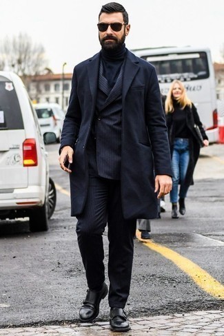 Какие длинные пальто носить с черными монками с двумя ремешками в 30 лет в холод в деловом стиле: Несмотря на то, что это классический образ, ансамбль из длинного пальто и темно-синего костюма в вертикальную полоску всегда будет по вкусу стильным мужчинам, но также пленяет при этом дамские сердца. Черные монки с двумя ремешками органично впишутся в лук.