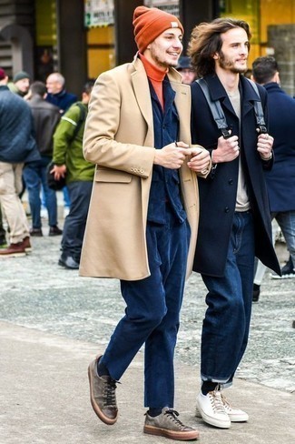 С чем носить оранжевую шапку в 20 лет мужчине в холод: Такое простое и комфортное сочетание базовых вещей, как светло-коричневое длинное пальто и оранжевая шапка, придется по душе парням, которые любят проводить дни активно. Вместе с этим ансамблем прекрасно будут выглядеть серые замшевые низкие кеды.