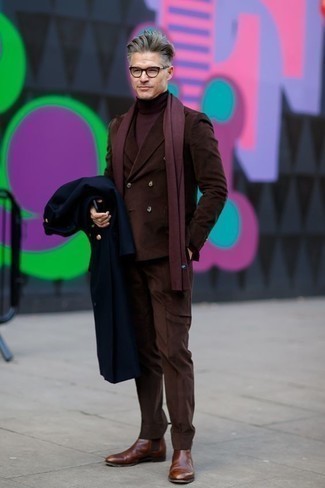 Какие длинные пальто носить с темно-коричневым костюмом за 40 лет в деловом стиле: Длинное пальто выглядит великолепно в паре с темно-коричневым костюмом. Коричневые кожаные ботинки челси позволят сделать образ не таким строгим.