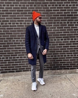 С чем носить оранжевую шапку в 30 лет мужчине в холод: Темно-синее длинное пальто и оранжевая шапка — великолепная формула для воплощения приятного и незамысловатого образа. Почему бы не добавить в этот лук толику авантюрности с помощью белых кроссовок?