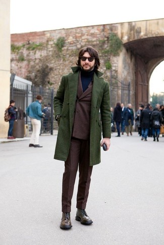 Как носить темно-зеленое длинное пальто с коричневыми кожаными повседневными ботинками: Сочетание темно-зеленого длинного пальто и темно-коричневого костюма поможет создать запоминающийся мужской образ. Тебе нравятся смелые сочетания? Можешь завершить свой лук коричневыми кожаными повседневными ботинками.