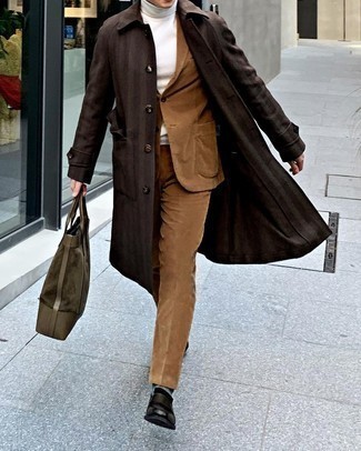 Как носить бежевый костюм с черными кожаными лоферами в прохладную погоду: Бежевый костюм и темно-коричневое длинное пальто — замечательный пример строгого мужского стиля. Незаурядные мужчины закончат лук черными кожаными лоферами.
