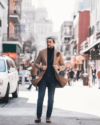 С чем носить темно-серую шапку мужчине осень в деловом стиле: Если в одежде ты делаешь ставку на удобство и практичность, светло-коричневое длинное пальто и темно-серая шапка — замечательный выбор для расслабленного мужского образа на каждый день. Любители экспериментировать могут завершить лук темно-коричневыми кожаными оксфордами, тем самым добавив в него толику классики. Разве это не замечательная идея в ласковый осенний денек?