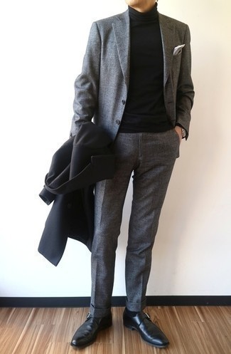 Модный лук: черное длинное пальто, серый костюм, черная водолазка, черные кожаные монки