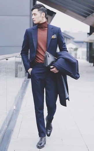 С чем носить темно-синие носки мужчине в прохладную погоду в деловом стиле: Такое простое и удобное сочетание вещей, как темно-синее длинное пальто и темно-синие носки, полюбится мужчинам, которые любят проводить дни активно. Любители необычных луков могут дополнить образ темно-синими кожаными оксфордами, тем самым добавив в него чуточку эффектности.