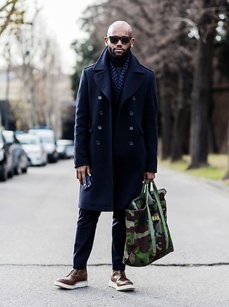 С чем носить темно-зеленую большую сумку из плотной ткани мужчине в деловом стиле: Такое простое и комфортное сочетание вещей, как темно-синее длинное пальто и темно-зеленая большая сумка из плотной ткани, придется по вкусу молодым людям, которые любят проводить дни в постоянном движении. Опасаешься выглядеть несерьезно? Дополни этот образ коричневыми кожаными ботинками броги.