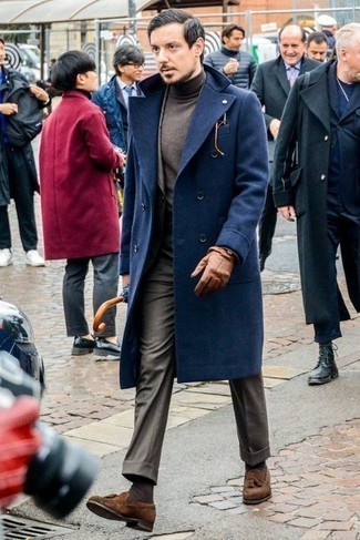 Как носить темно-синее длинное пальто с коричневыми замшевыми лоферами с кисточками в 30 лет: Несмотря на то, что это классический лук, сочетание темно-синего длинного пальто и коричневого костюма является постоянным выбором современных джентльменов, пленяя при этом сердца прекрасных дам. Если подобный ансамбль кажется тебе слишком смелым, уравновесь его коричневыми замшевыми лоферами с кисточками.