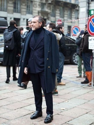Какие длинные пальто носить с черными монками с двумя ремешками в деловом стиле: Ты будешь выглядеть отменно в длинном пальто и темно-синем костюме. Чтобы добавить в образ немного легкой небрежности , на ноги можно надеть черные монки с двумя ремешками.