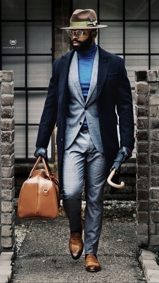 С чем носить темно-синее длинное пальто осень в деловом стиле: Темно-синее длинное пальто в сочетании с серым костюмом в шотландскую клетку позволит составить незабываемый мужской образ. Вместе с этим образом прекрасно будут смотреться табачные кожаные лоферы. Если хочешь выглядеть по-осеннему эффектно и по моде, несомненно возьми этот лук на вооружение.