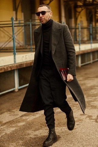 С чем носить темно-серое длинное пальто: Сочетание темно-серого длинного пальто и черного костюма позволит примерить на себя элегантный стиль. Такой лук легко приспособить к повседневным условиям городской жизни, если надеть в тандеме с ним черные кожаные рабочие ботинки.