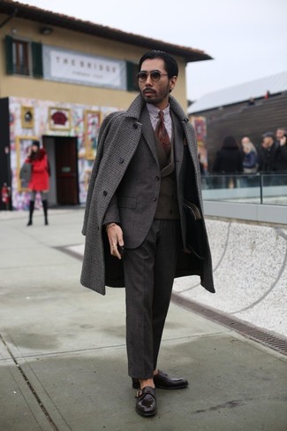 Как носить табачное длинное пальто с темно-коричневым костюмом: Табачное длинное пальто смотрится выигрышно в сочетании с темно-коричневым костюмом. Чтобы лук не получился слишком строгим, можно надеть темно-коричневые кожаные монки.