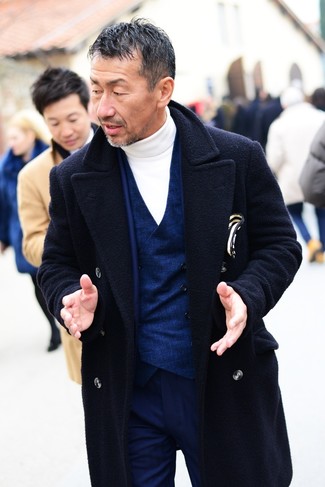 С чем носить темно-синий костюм за 40 лет в холод в деловом стиле: Сочетание темно-синего костюма и темно-синего длинного пальто позволит реализовать изысканный мужской стиль.