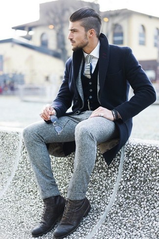 С чем носить серый галстук мужчине в прохладную погоду: Темно-синее длинное пальто в паре с серым галстуком поможет создать модный и привлекательный лук. Дополни образ темно-коричневыми кожаными повседневными ботинками, если не хочешь, чтобы он получился слишком претенциозным.