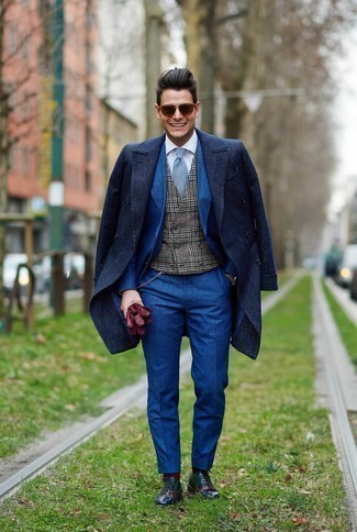 С чем носить серебряный жилет в 30 лет в прохладную погоду: Серебряный жилет и темно-синее длинное пальто — замечательный пример элегантного стиля в одежде. Вкупе с этим образом удачно смотрятся разноцветные кожаные оксфорды.