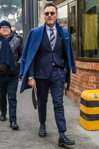 С чем носить темно-синий шелковый галстук за 50 лет мужчине в деловом стиле: Несмотря на то, что этот лук выглядит весьма консервативно, дуэт темно-синего длинного пальто и темно-синего шелкового галстука является неизменным выбором стильных молодых людей, неизменно пленяя при этом дамские сердца. Если сочетание несочетаемого привлекает тебя не меньше, чем безвременная классика, заверши этот образ темно-синими кожаными туфлями дерби.