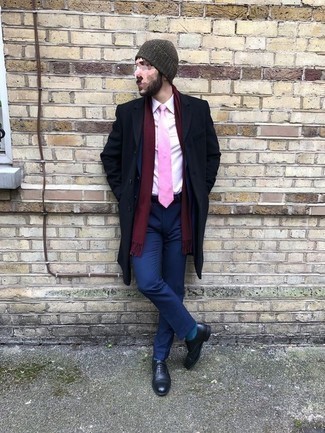 Как носить костюм с оксфордами в холод: Костюм и черное длинное пальто позволят создать эффектный мужской лук. Оксфорды великолепно впишутся в образ.