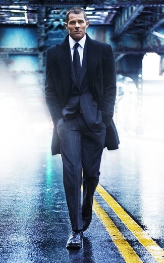 С чем носить темно-сине-желтый галстук мужчине в холод в деловом стиле: Черное длинное пальто в сочетании с темно-сине-желтым галстуком поможет создать незабываемый мужской лук. Вместе с этим луком удачно выглядят черные кожаные оксфорды.