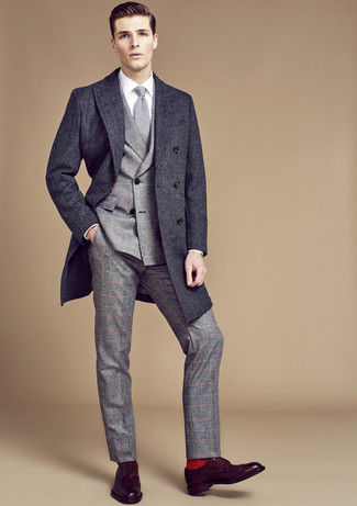 С чем носить серый галстук мужчине в прохладную погоду: Темно-серое длинное пальто в сочетании с серым галстуком — прекрасный пример делового городского стиля. Ты сможешь легко приспособить такой образ к повседневным реалиям, закончив его темно-коричневыми кожаными туфлями дерби.