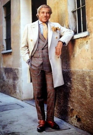 Какие классические рубашки носить с белым длинным пальто за 60 лет в деловом стиле: Сочетание белого длинного пальто и классической рубашки — превосходный пример делового городского стиля. Вкупе с этим образом органично будут смотреться светло-коричневые кожаные монки с двумя ремешками.