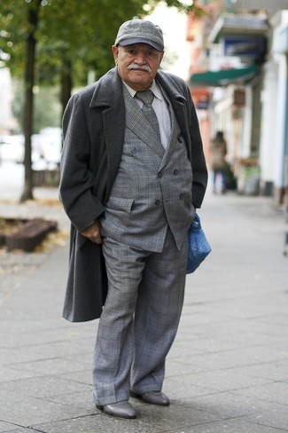 С чем носить темно-серую кепку за 60 лет мужчине зима в деловом стиле: Если в одежде ты делаешь ставку на удобство и практичность, темно-серое длинное пальто и темно-серая кепка — классный выбор для расслабленного повседневного мужского ансамбля. Если ты любишь смелые решения в своих луках, закончи этот серыми кожаными ботинками челси. Такой образ понравится теплолюбивым мужчинам.