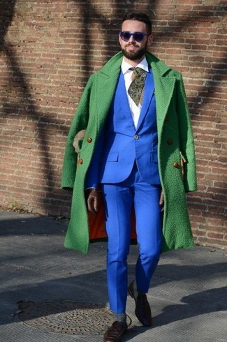 Модный лук: зеленое длинное пальто, синий костюм, белая классическая рубашка, темно-коричневые замшевые лоферы