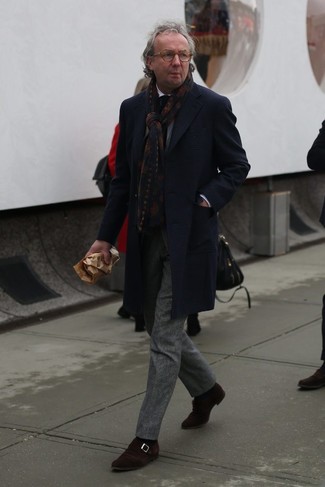 С чем носить темно-коричневый шарф в шотландскую клетку за 50 лет мужчине в деловом стиле: Если ты ценишь удобство и функциональность, темно-синее длинное пальто в шотландскую клетку и темно-коричневый шарф в шотландскую клетку — великолепный выбор для привлекательного мужского ансамбля на каждый день. Не прочь сделать лук немного строже? Тогда в качестве дополнения к этому ансамблю, стоит выбрать темно-коричневые замшевые монки.