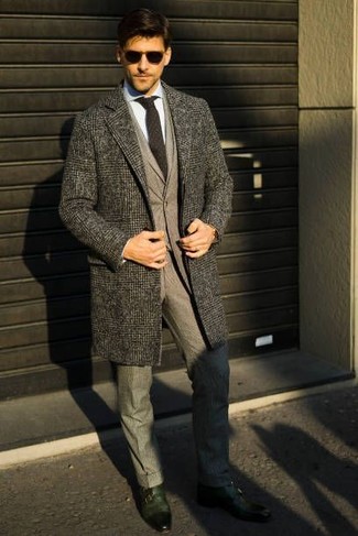 С чем носить темно-коричневый галстук мужчине в холод: Серое длинное пальто в шотландскую клетку и темно-коричневый галстук — отличный пример элегантного стиля. В тандеме с темно-зелеными кожаными монками с двумя ремешками весь образ смотрится очень динамично.