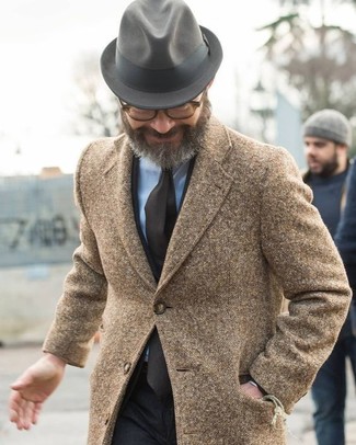 С чем носить шляпу за 60 лет мужчине в деловом стиле: Если у тебя наметился суматошный день, сочетание коричневого длинного пальто и шляпы позволит создать функциональный лук в стиле casual.