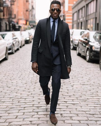 С чем носить темно-коричневые замшевые лоферы в 30 лет мужчине в прохладную погоду в деловом стиле: Сочетание черного длинного пальто и черного костюма позволит создать модный и привлекательный образ. Если ты не боишься экспериментировать, на ноги можешь надеть темно-коричневые замшевые лоферы.