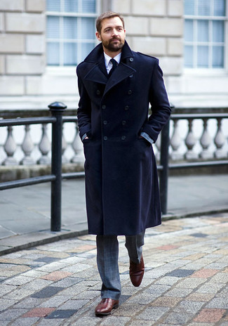 Какие оксфорды носить с темно-синим длинным пальто в прохладную погоду: Сочетание темно-синего длинного пальто и серого костюма в клетку поможет создать запоминающийся мужской образ. Что до обуви, можно дополнить образ оксфордами.