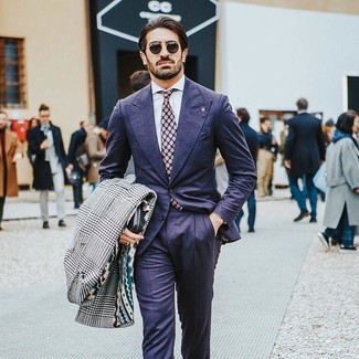 С чем носить фиолетовый галстук в горошек мужчине в деловом стиле: Тандем бело-черного длинного пальто с узором "гусиные лапки" и фиолетового галстука в горошек смотрится очень привлекательно и элегантно.