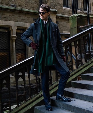 С чем носить темно-зеленый шарф в 30 лет мужчине в прохладную погоду: Если в одежде ты делаешь ставку на комфорт и функциональность, темно-синее длинное пальто и темно-зеленый шарф — хороший вариант для привлекательного мужского образа на каждый день. Думаешь сделать образ немного строже? Тогда в качестве дополнения к этому образу, стоит обратить внимание на темно-синие кожаные броги.