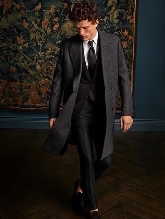 С чем носить черный галстук мужчине: Сочетание темно-серого длинного пальто и черного галстука позволит воплотить строгий деловой стиль. Любишь незаурядные сочетания? Тогда заверши свой лук черными замшевыми лоферами.