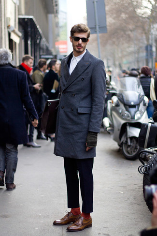 С чем носить темно-красный кожаный портфель в 30 лет в холод в деловом стиле: Если в одежде ты ценишь удобство и функциональность, темно-синее длинное пальто и темно-красный кожаный портфель — превосходный выбор для модного повседневного мужского образа. Думаешь сделать лук немного строже? Тогда в качестве обуви к этому образу, выбирай коричневые кожаные броги.