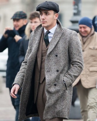 С чем носить темно-бирюзовый галстук мужчине: Серое длинное пальто с узором "в ёлочку" в паре с темно-бирюзовым галстуком позволит воссоздать строгий деловой стиль.