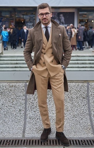 Какие костюмы носить с коричневыми туфлями дерби в прохладную погоду в деловом стиле: Комбо из костюма и коричневого длинного пальто в шотландскую клетку позволит воплотить строгий деловой стиль. В тандеме с этим луком наиболее гармонично выглядят коричневые туфли дерби.