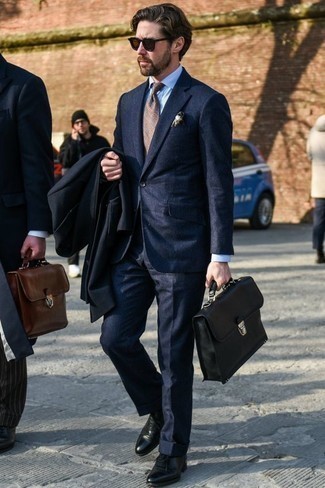 С чем носить коричневый галстук в горизонтальную полоску мужчине в деловом стиле: Сочетание темно-синего длинного пальто и коричневого галстука в горизонтальную полоску поможет создать стильный классический образ. В тандеме с этим луком наиболее гармонично будут смотреться черные кожаные оксфорды.