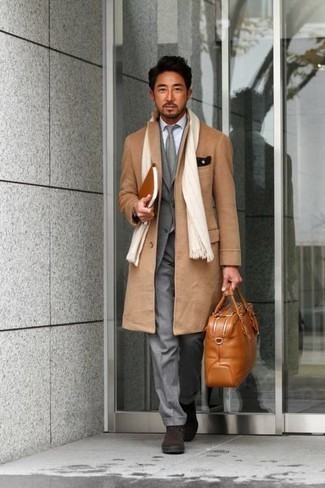 С чем носить темно-коричневые замшевые ботинки челси в 30 лет мужчине зима: Сочетание светло-коричневого длинного пальто и серого костюма выглядит очень мужественно и элегантно. Если подобный ансамбль кажется слишком дерзким, сбалансируй его темно-коричневыми замшевыми ботинками челси. В холодное время года нам хочется одеваться не только тепло, но еще и привлекательно. Такой лук определенно в этом поможет.