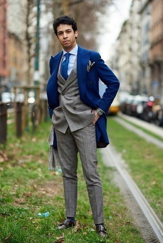 Как носить голубую классическую рубашку с темно-коричневыми кожаными монками с двумя ремешками в 30 лет в прохладную погоду: Голубая классическая рубашка и синее длинное пальто — воплощение изысканного мужского стиля в одежде. Вместе с этим ансамблем выгодно выглядят темно-коричневые кожаные монки с двумя ремешками.