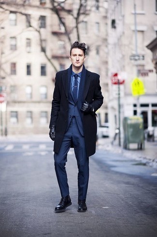 С чем носить темно-синюю классическую рубашку мужчине зима: Несмотря на то, что это классический образ, дуэт темно-синей классической рубашки и темно-синего длинного пальто является постоянным выбором стильных мужчин, неизменно покоряя при этом сердца представительниц прекрасного пола. В сочетании с черными кожаными повседневными ботинками весь образ выглядит очень динамично. Выйти на улицу, когда за окном крепкий морозец, в такой одежде будет гораздо приятнее.