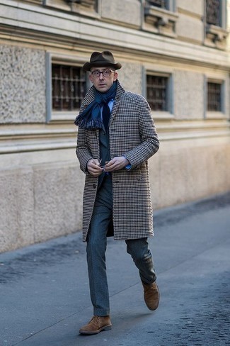 С чем носить пальто с узором "гусиные лапки" мужчине зима в деловом стиле: Пальто с узором "гусиные лапки" в сочетании с серым костюмом поможет воссоздать изысканный мужской стиль. Хотел бы сделать образ немного элегантнее? Тогда в качестве обуви к этому ансамблю, стоит обратить внимание на коричневые замшевые ботинки дезерты. Если ты хочешь выглядеть модно даже в холодное время года, подобный ансамбль непременно будет по душе.