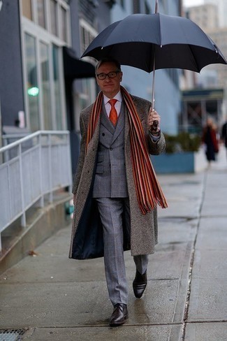 Какие классические рубашки носить с темно-серым длинным пальто за 50 лет зима в деловом стиле: Комбо из темно-серого длинного пальто и классической рубашки — воплощение делового городского стиля. Подбирая обувь, можно немного поэкспериментировать и завершить образ темно-коричневыми кожаными ботинками дезертами. В зимний период особое значение имеют тепло и удобство. Подобное сочетание вещей обеспечивает и то, и другое без жертв по части моды.