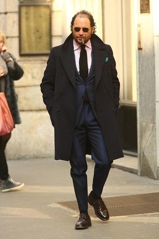 С чем носить темно-синий костюм за 40 лет в холод в деловом стиле: Комбо из темно-синего костюма и черного длинного пальто — воплощение строгого делового стиля. В паре с этим образом органично смотрятся коричневые кожаные оксфорды.