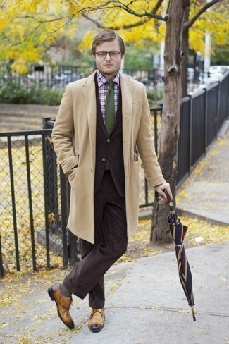 С чем носить зеленый галстук мужчине: Светло-коричневое длинное пальто и зеленый галстук позволят создать незабываемый мужской образ. Чтобы привнести в образ чуточку легкости , на ноги можно надеть светло-коричневые кожаные туфли дерби.