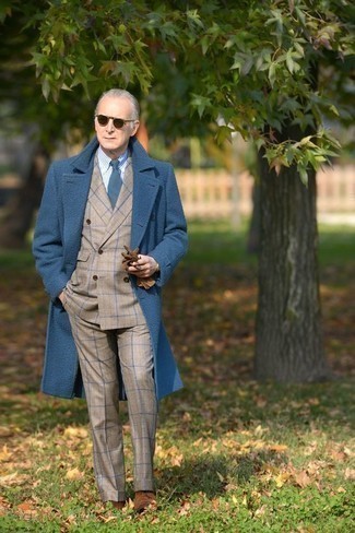 Какие классические рубашки носить с синим длинным пальто за 60 лет: Синее длинное пальто в паре с классической рубашкой поможет создать эффектный мужской лук. В сочетании с этим луком выигрышно будут выглядеть коричневые замшевые туфли дерби.