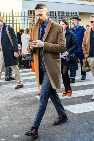 С чем носить темно-синюю классическую рубашку из шамбре в 30 лет мужчине в холод в деловом стиле: Несмотря на то, что это довольно-таки сдержанный ансамбль, лук из темно-синей классической рубашки из шамбре и светло-коричневого длинного пальто всегда будет нравиться стильным молодым людям, пленяя при этом сердца прекрасных дам. Что же до обуви, темно-пурпурные кожаные туфли дерби — наиболее подходящий вариант.