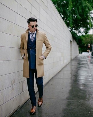 С чем носить голубой галстук с принтом мужчине в прохладную погоду: Светло-коричневое длинное пальто и голубой галстук с принтом — отличный образ для светского мероприятия. Коричневые кожаные оксфорды — отличный выбор, чтобы дополнить лук.
