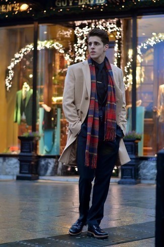С чем носить красно-черный шарф в шотландскую клетку в 20 лет мужчине: Если ты делаешь ставку на комфорт и функциональность, бежевое длинное пальто и красно-черный шарф в шотландскую клетку — превосходный вариант для стильного повседневного мужского лука. Закончив лук темно-синими кожаными туфлями дерби, ты привнесешь в него нотки мужественной элегантности.